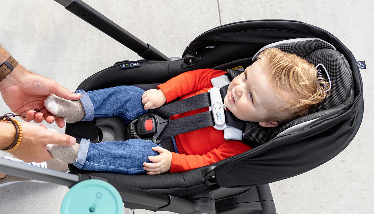 Easily transition your happy baby from car to stroller with this secure and comfortable car seat.