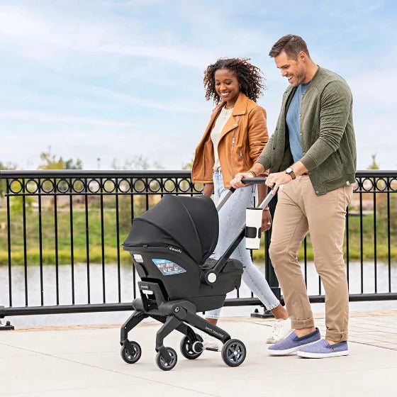 Walk with your baby in this stylish car seat that transforms into a convenient stroller.