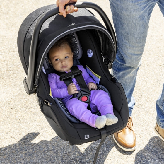 Easily carry your baby anywhere you go with this lightweight and portable infant car seat.