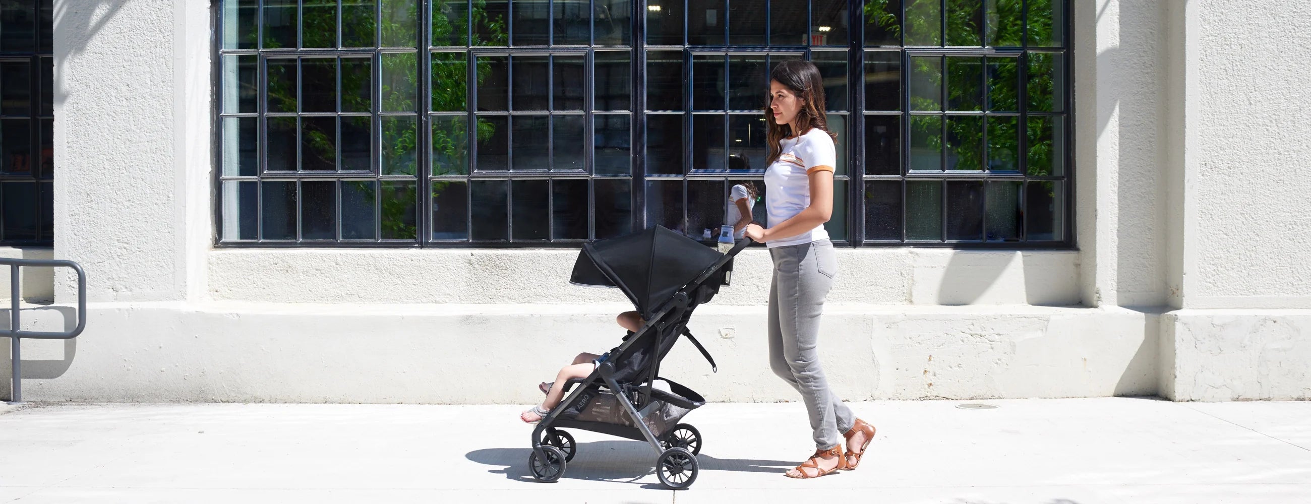 Enjoy a smooth, effortless stroll through the city streets with this stylish, compact stroller.